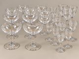 un grand nombre de verres à vin posés sur une table