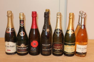 plusieurs bouteilles de vin posées les unes à côté des autres sur une table