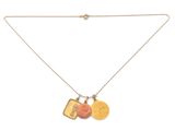 un gros plan d'un collier orné de deux breloques