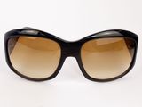des lunettes de soleil posées sur une surface blanche, avec un fond blanc