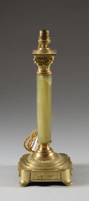 paire de bougeoirs anciens en laiton sur socle, aux motifs richement décorés