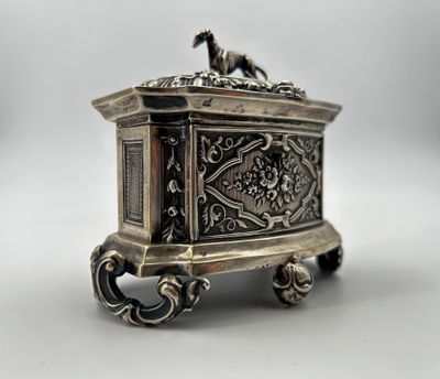 une boîte ancienne en argent surmontée d'un cheval