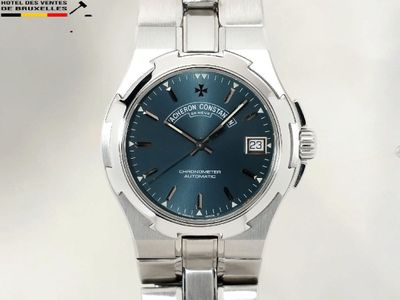 une image montrant un gros plan d'une montre-bracelet au cadran bleu