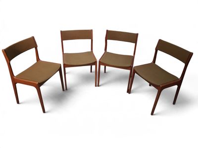 trois chaises en bois sont disposées en cercle sur une surface blanche