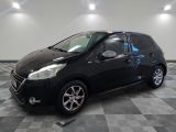 la petite voiture noire est garée sur un sol en damier