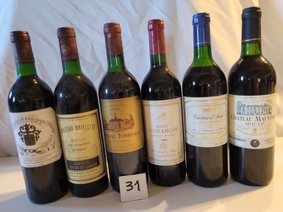 plusieurs bouteilles de vin sont alignées sur une table
