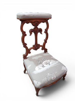 une image représentant une chaise sur laquelle est posé un coussin
