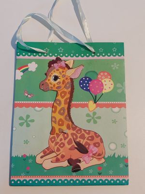une girafe assise par terre avec des ballons