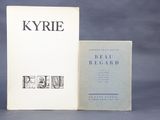 deux livres posés l'un à côté de l'autre sur une table