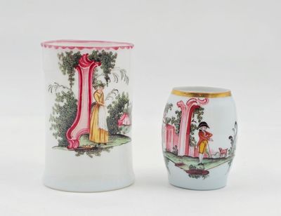 deux vases posés l'un à côté de l'autre sur une surface blanche