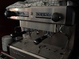 une photo d'une machine à café posée sur un plan de travail de cuisine