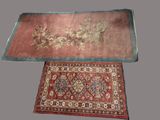 deux tapis orientaux et un tapis à fond gris