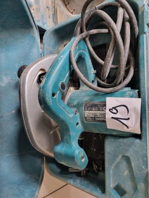 une machine bleue qui contient un cordon