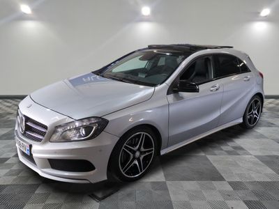 la classe b de la mercedes est garée sur un sol en damier