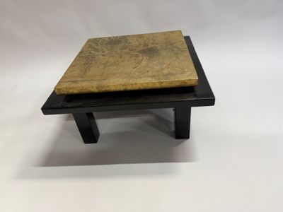 un gros plan sur une petite table en bois avec un plateau en marbre