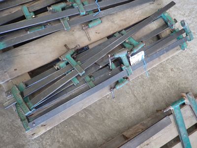 plusieurs pièces métalliques sont posées sur une palette en bois