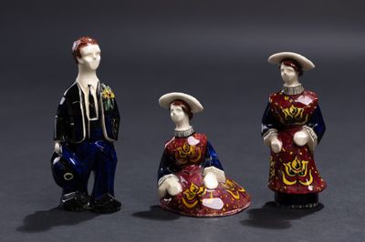 trois figurines représentant un homme et une femme vêtus de costumes traditionnels