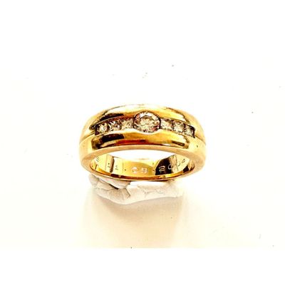 une image d'une bague en or avec des diamants sur une surface blanche