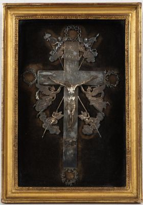 tableau représentant un crucifix avec des anges sur fond noir