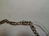 un bracelet en argent avec une chaîne