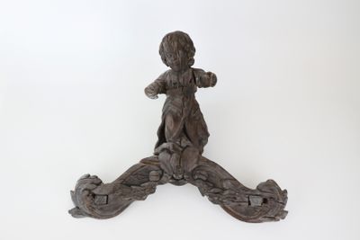 une petite statue représentant un garçon, posée sur une table