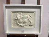 tableau représentant un cheval et son cavalier, dans un cadre blanc
