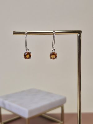 boucles d'oreilles en argent et citrine montées sur une base en or ornée d'un carré blanc