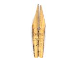 un gros plan d'un stylo-plume doré sur fond blanc