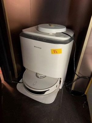 une machine blanche posée par terre