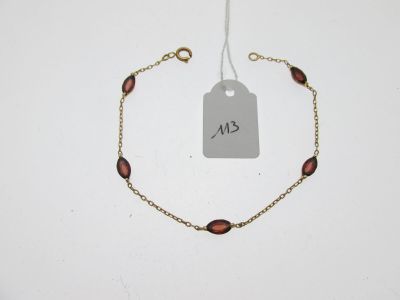 Gros plan sur un bracelet portant une étiquette