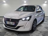 une voiture blanche garée sur un sol à carreaux