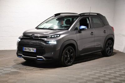SUV Citroën équipé d'une galerie de toit, garé dans un garage