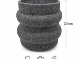 Gros plan d'une jardinière sur fond blanc avec ses dimensions