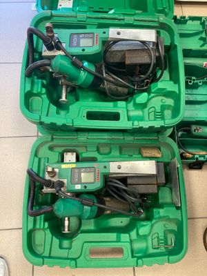 deux outils verts dans un coffret vert posé par terre