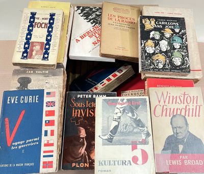 plusieurs livres sont empilés sur une table