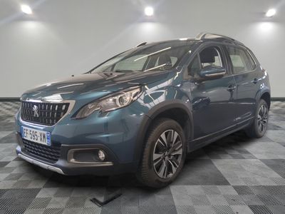la voiture bleue est garée sur un sol en damier dans le garage