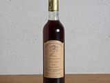 une bouteille d'alcool posée sur une table en bois