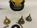 un chapeau surmonté d'un aigle doré