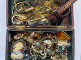 une boîte remplie de bijoux en or et en argent posée sur une table