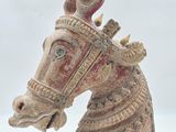 une image représentant une statue de cheval coiffée d'une couronne