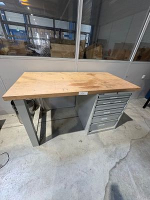 une image d'un établi dans un garage