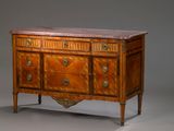 une commode ancienne avec un plateau en marbre posée sur un socle