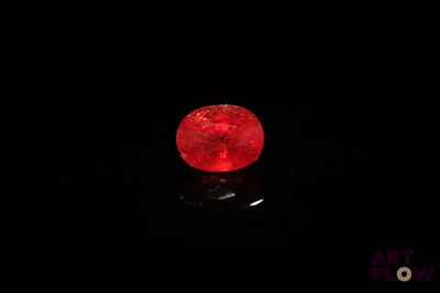 l'image d'un diamant rouge sur un fond noir
