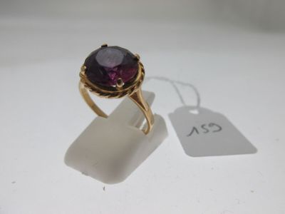 Gros plan sur une bague ornée d'une pierre violette