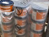 de nombreux rouleaux de papier toilette sur les rayons du magasin