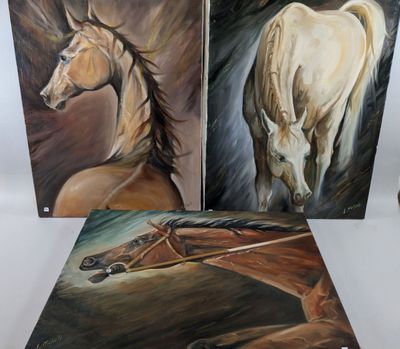 trois tableaux représentant des chevaux sont exposés sur un fond blanc