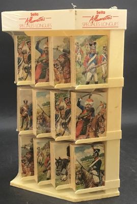 une photo d'une vitrine sur laquelle sont exposées de nombreuses photos