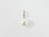 un pendentif composé d'une perle blanche et de diamants sur fond blanc