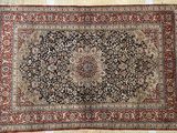 tapis persan antique à motif de médaillon sur fond beige