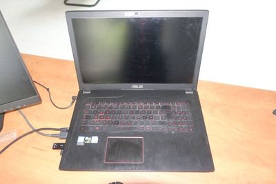 a laptop that is sitting on a desk with a mouse